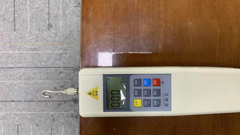 Сборочная линия на нашем заводе в Дунгуане: шарниры проверяют до упаковки.