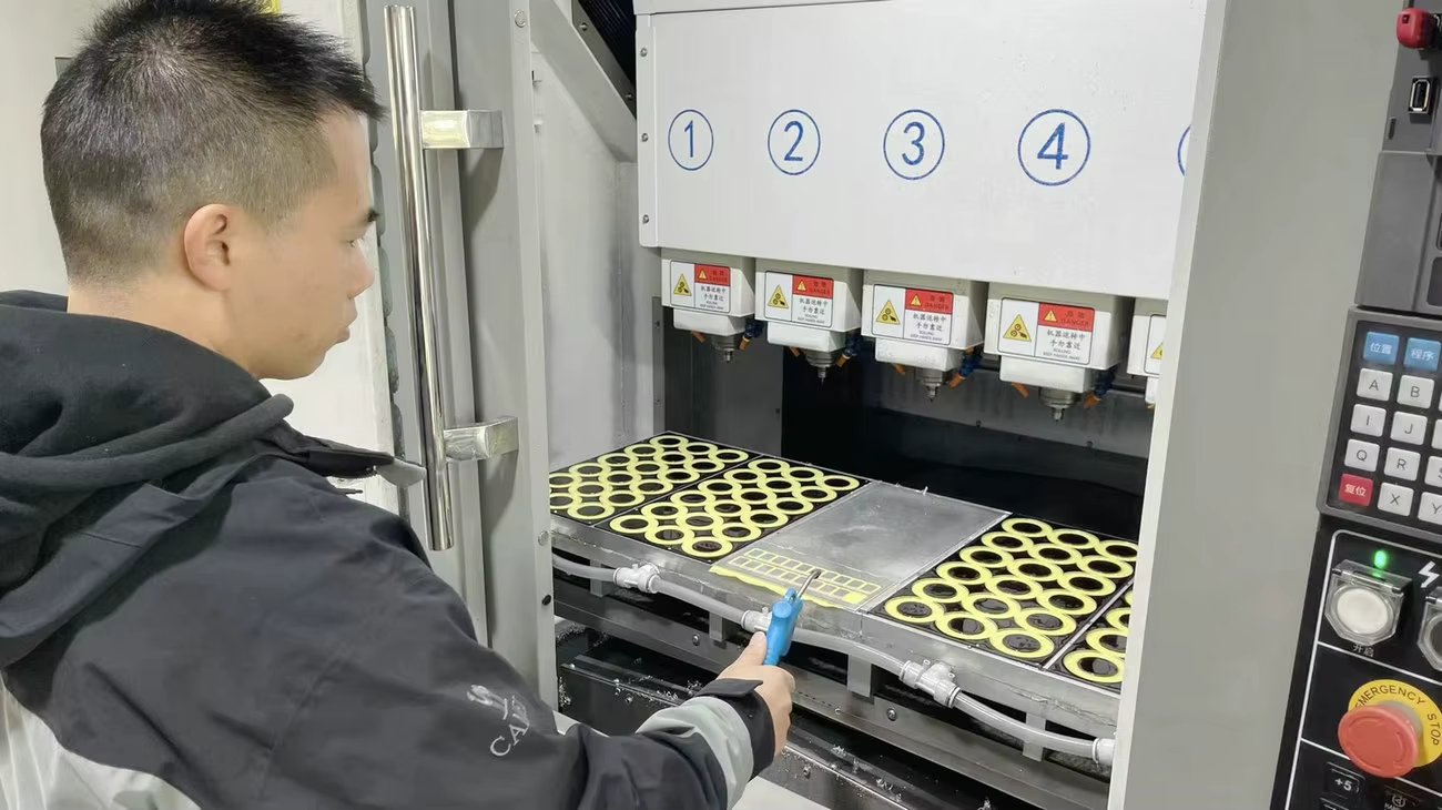 Werkshalle der Handyhalterungs-Fabrik in Dongguan