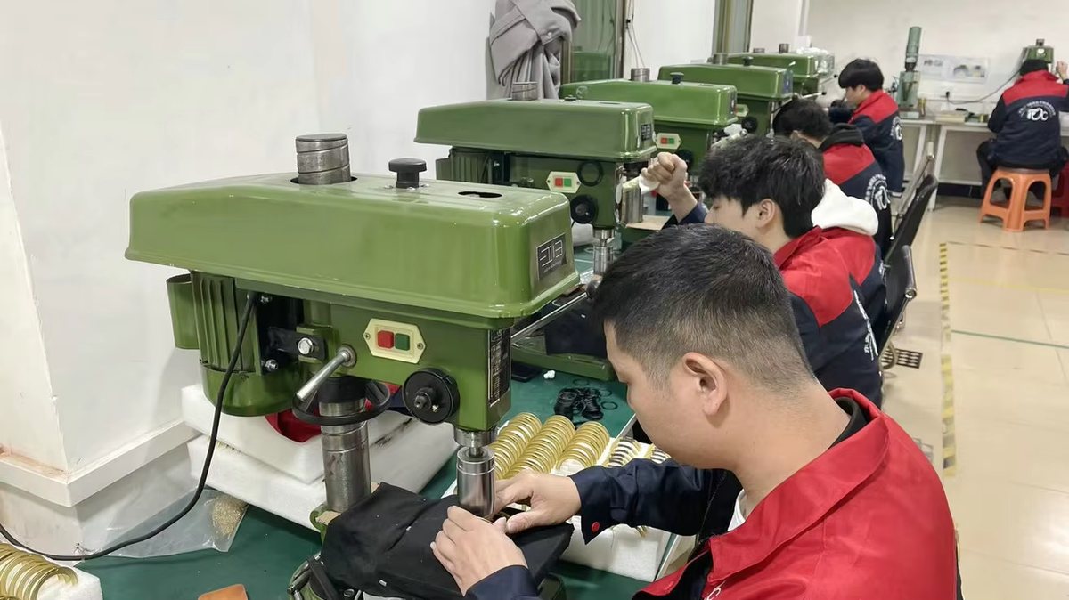 Inyección y montaje en la misma planta de 2.100 m² en Dongguan.
